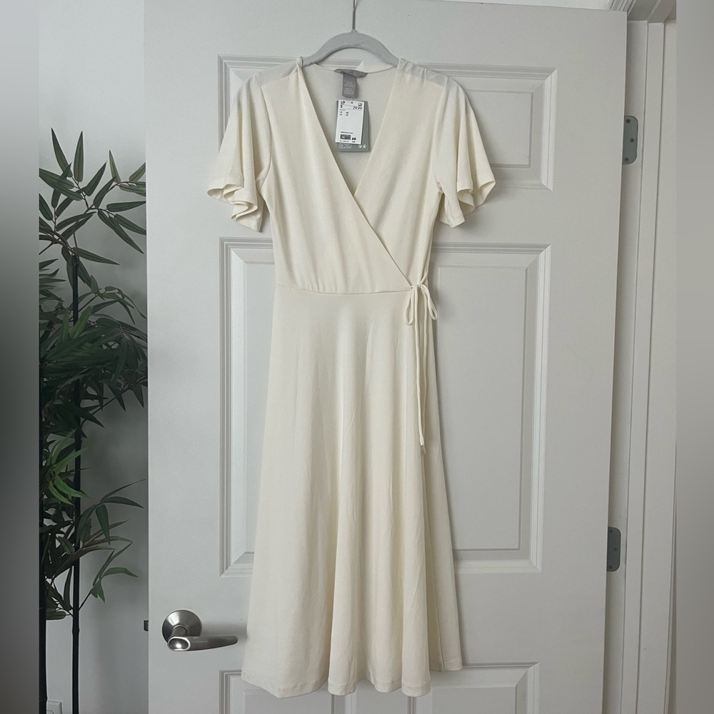 NWT H&M White Midi Short Sleeve Dress. PERFECT CONDITION